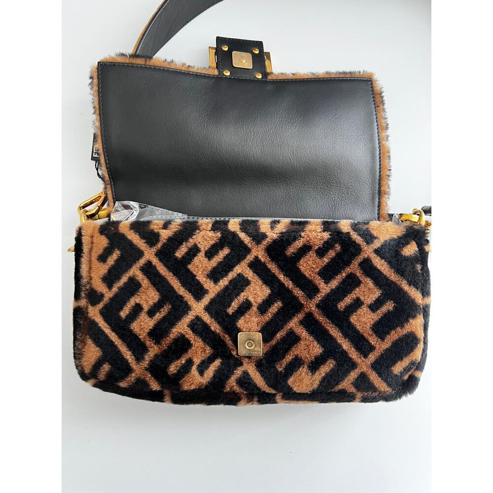 Fendi FF shearling baguette - Picture 3 of 6